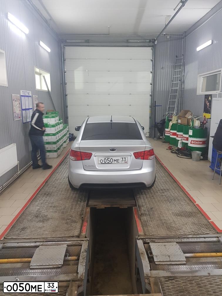 Фото автомобиля KIA CERATO, 2012 — госномер О050МЕ33. Цвет: СЕРЕБРИСТЫЙ