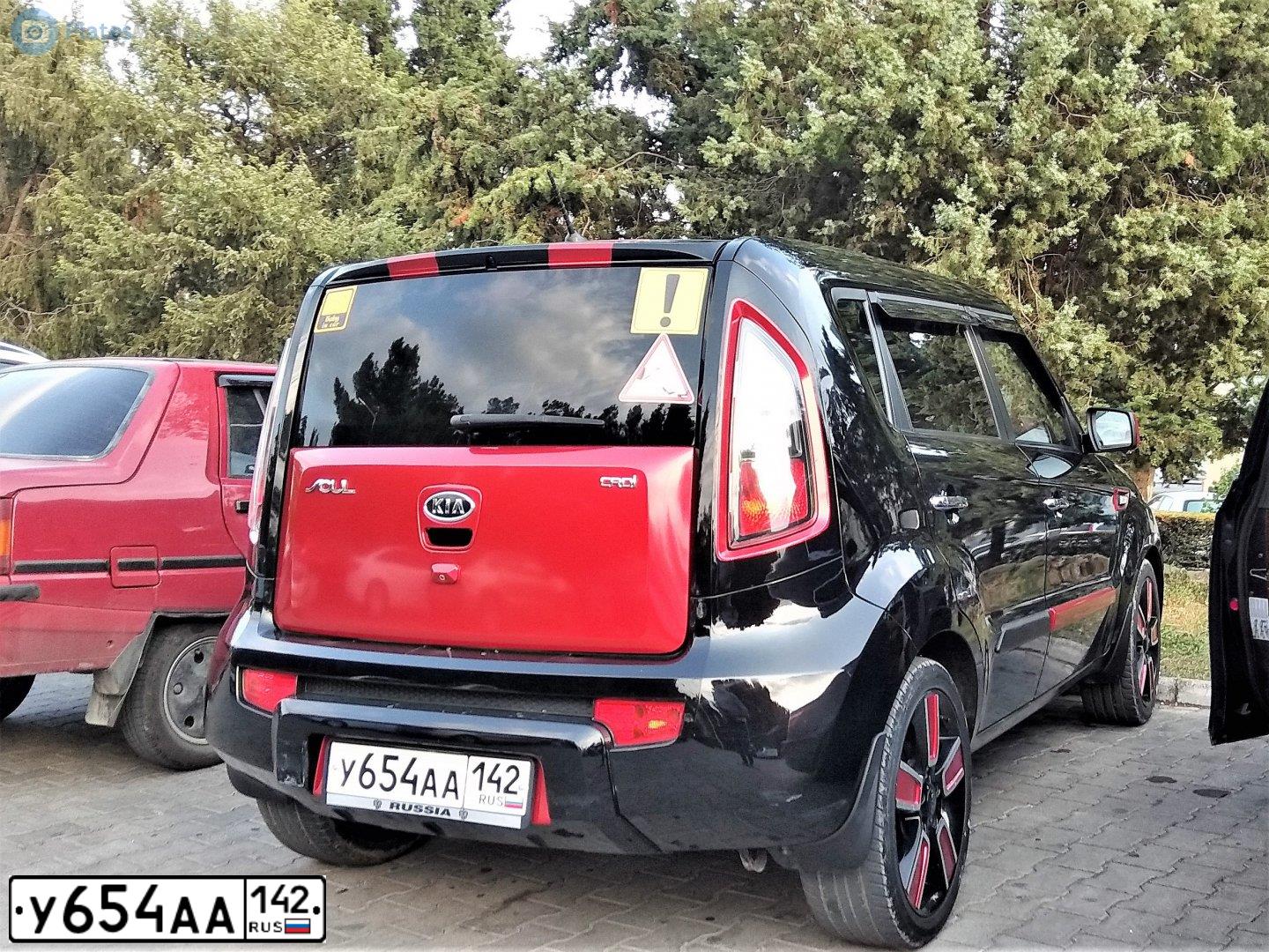 Фото автомобиля KIA SOUL, 2010 — госномер У654АА142. Цвет: ЧЕРНЫЙ