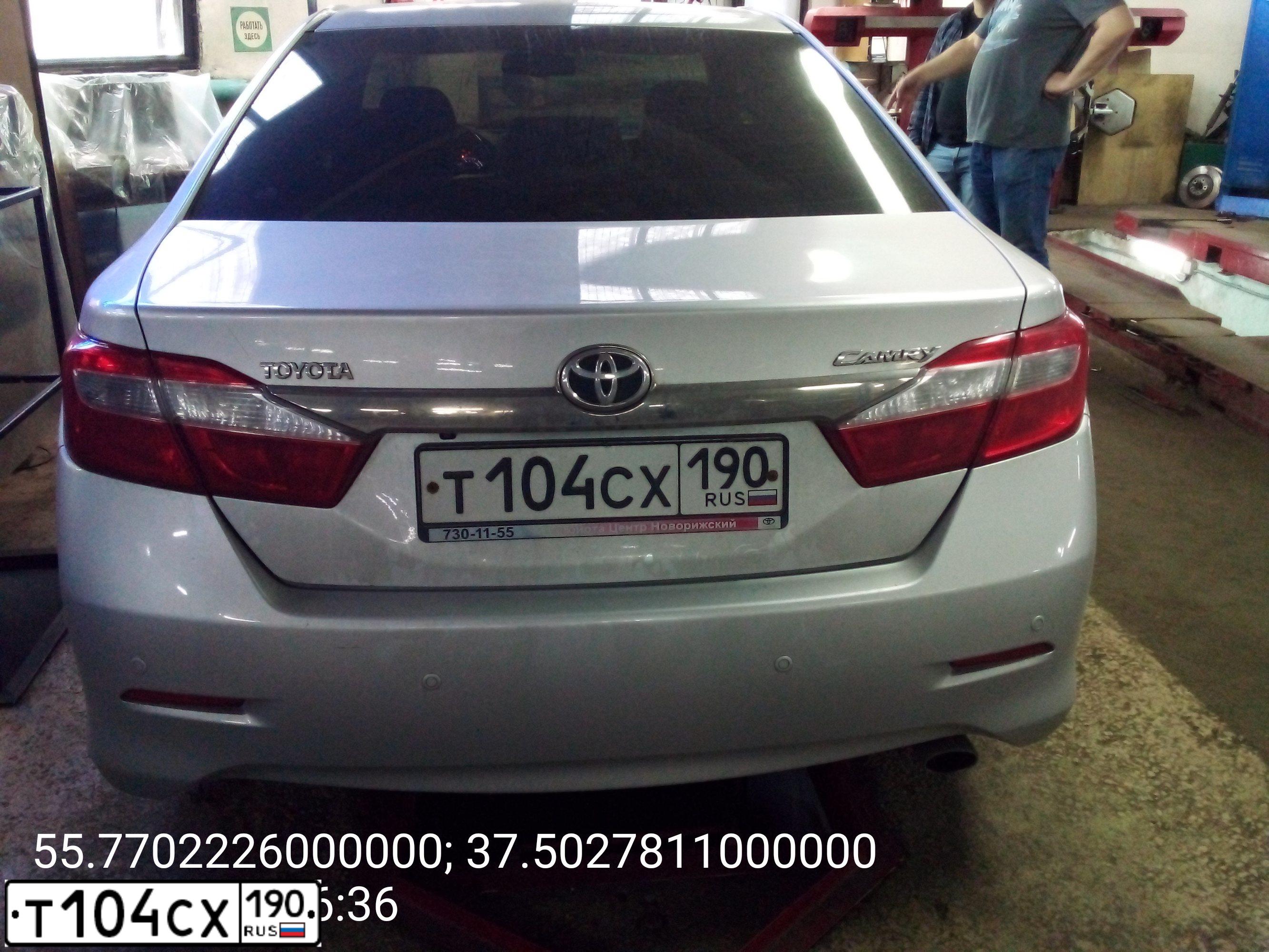 Фото автомобиля TOYOTA CAMRY, 2012 — госномер Т104СХ190. Цвет: СЕРЫЙ