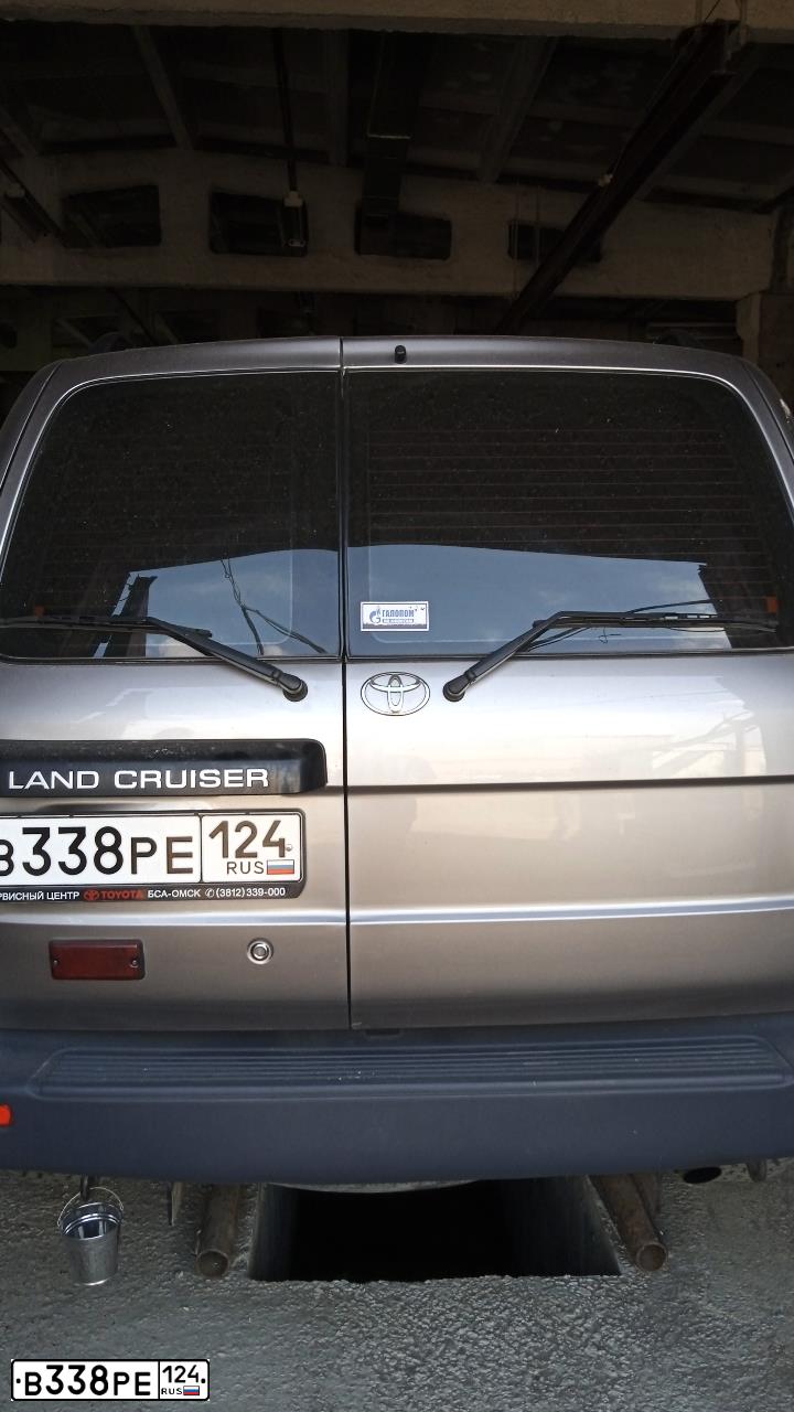 Фото автомобиля TOYOTA LANDCRUISER, 2005 — госномер Е199НО702. Цвет: СЕРЫЙ