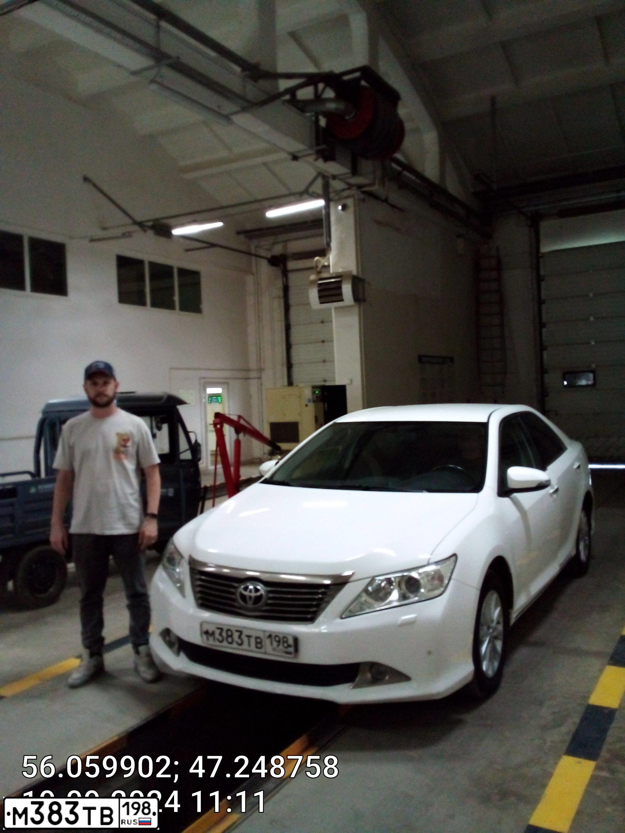 Фото автомобиля TOYOTA CAMRY, 2014 — госномер М461СН21. Цвет: Белый