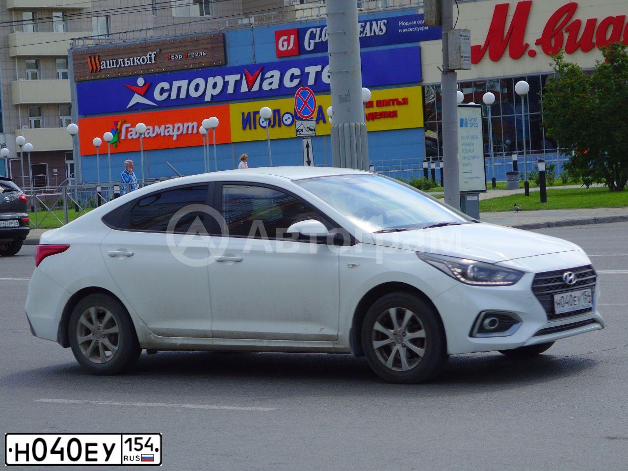 Фото автомобиля HYUNDAI SOLARIS, 2018 — госномер Н040ЕУ154. Цвет: Белый