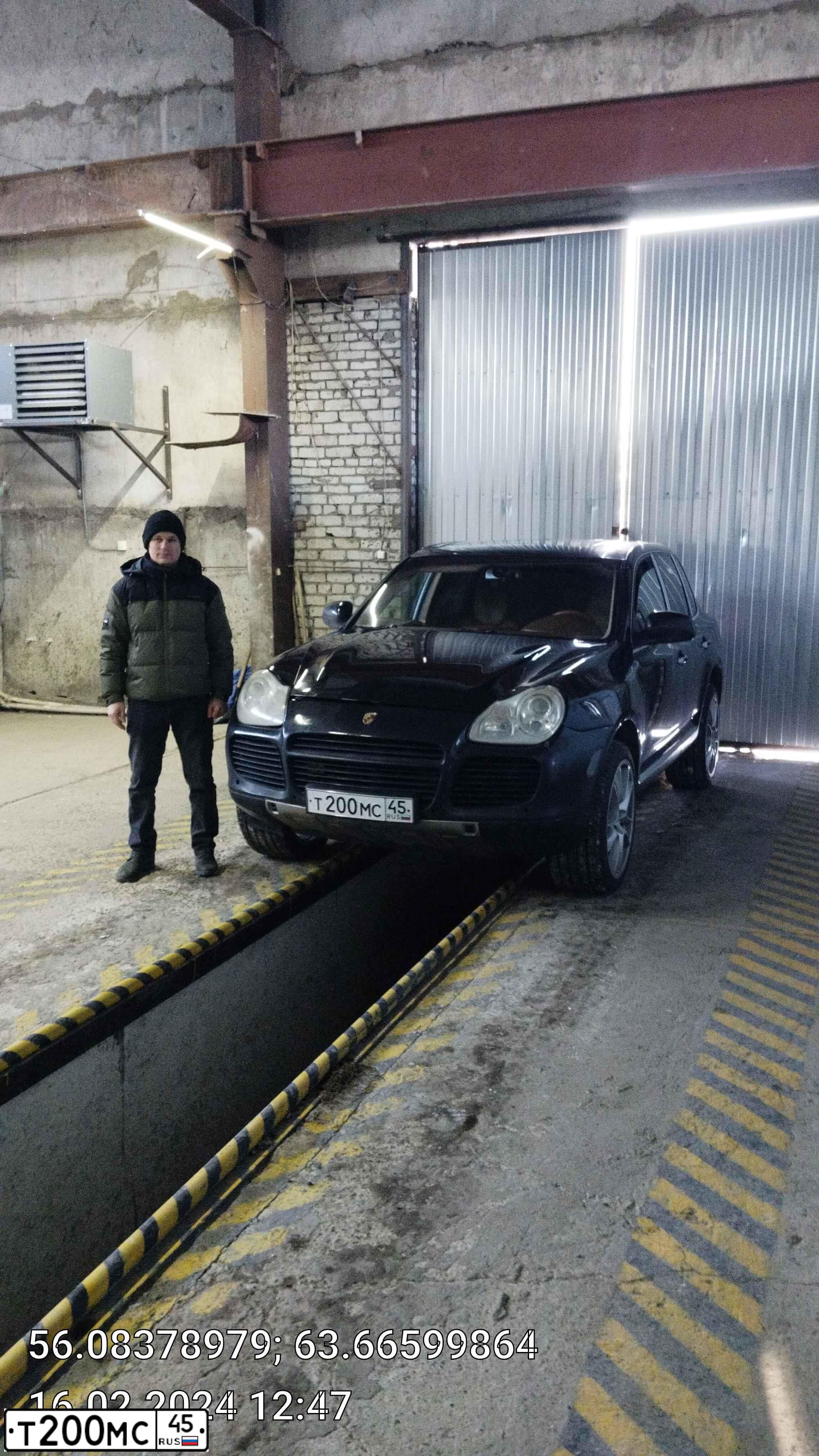 Фото автомобиля PORSCHE CAYENNE, 2004 — госномер У332ОВ45. Цвет: ЧЕРНЫЙ