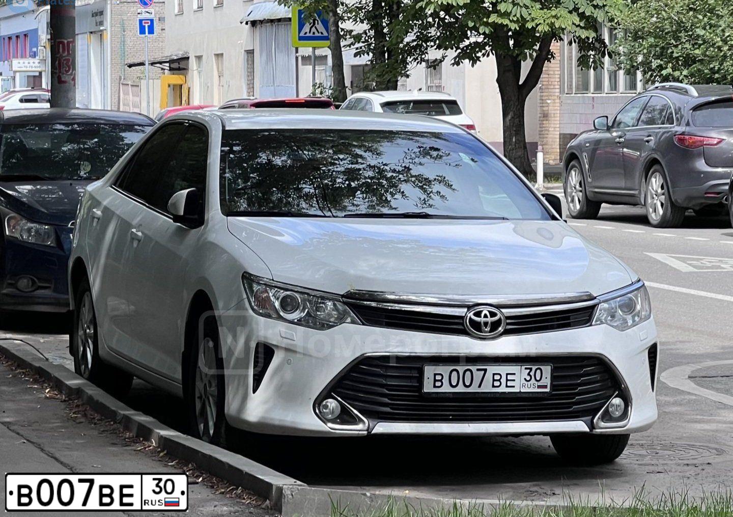 Фото автомобиля TOYOTA CAMRY, 2016 — госномер Е077ЕС134. Цвет: Белый