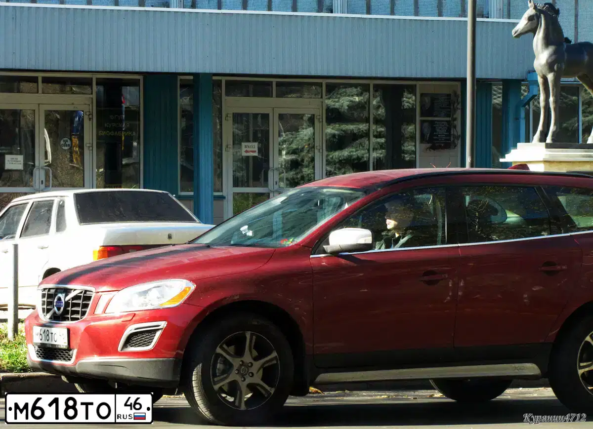 Фото автомобиля VOLVO XC60, 2012 — госномер В132РХ51. Цвет: Красный