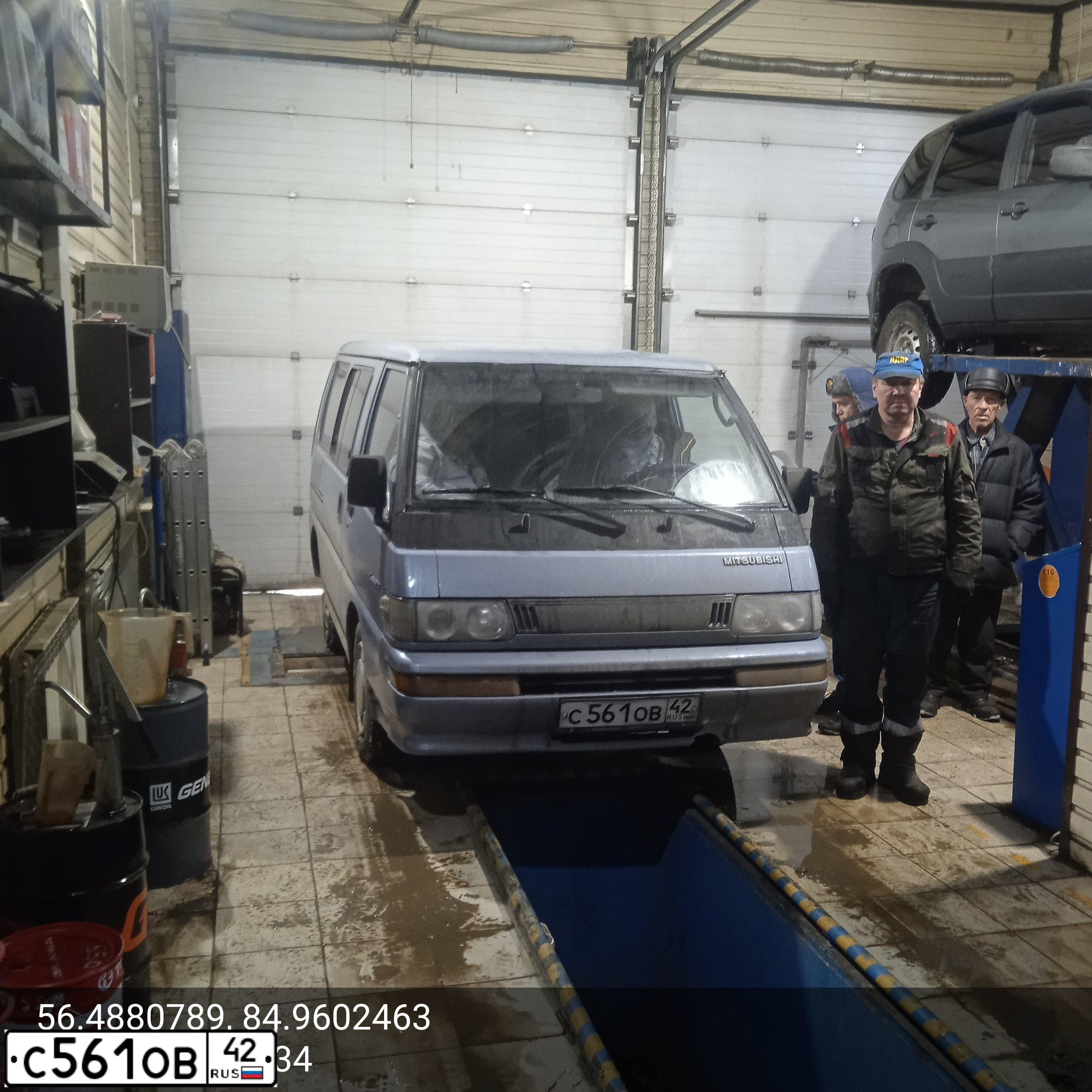 Фото автомобиля МIТSUВISНI L300, 1992 — госномер М717ММ42. Цвет: СЕРЕБРИСТО-СЕРЫЙ