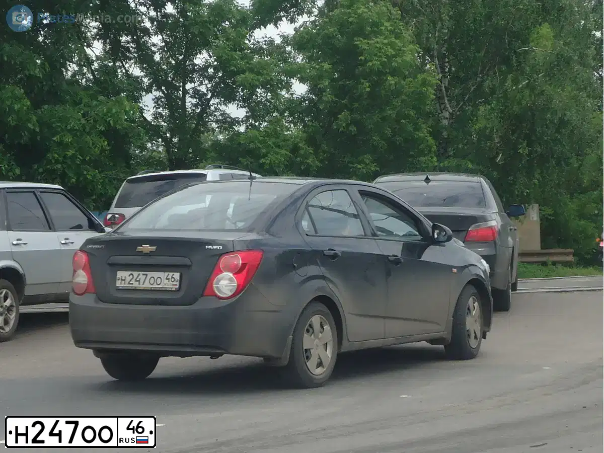Фото автомобиля CHEVROLET AVEO, 2014 — госномер Н247ОО46. Цвет: ЧЕРНЫЙ МЕТАЛЛИК