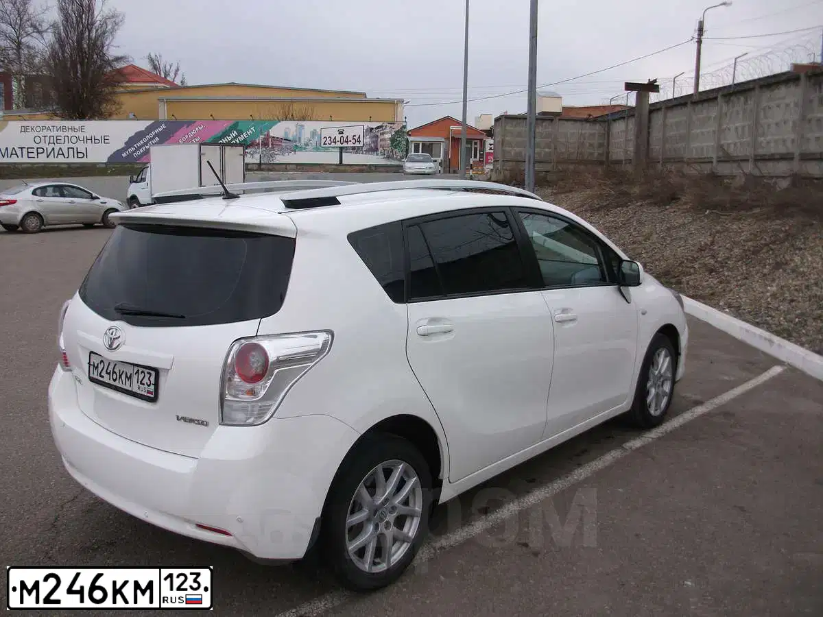 Фото автомобиля TOYOTA VERSO, 2012 — госномер М246КМ123. Цвет: БЕЛЫЙ