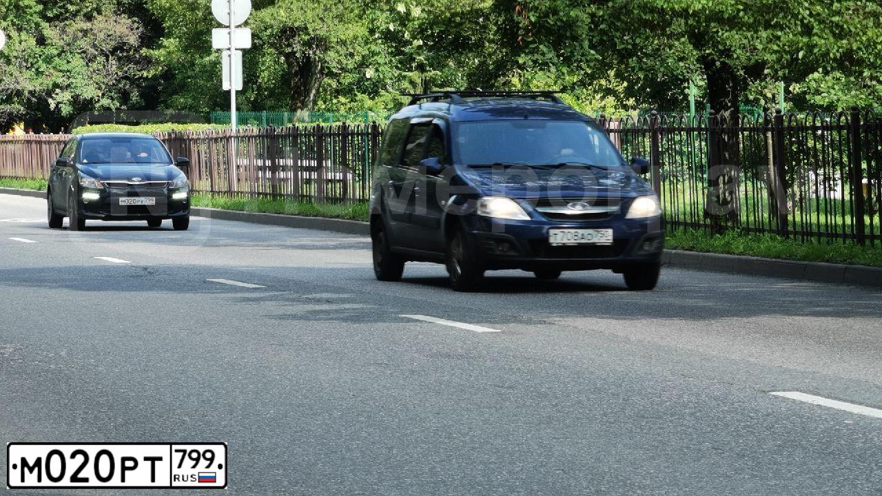 Фото автомобиля MITSUBISHI OUTLANDER, 2020 — госномер М020РТ799. Цвет: ЧЕРНЫЙ