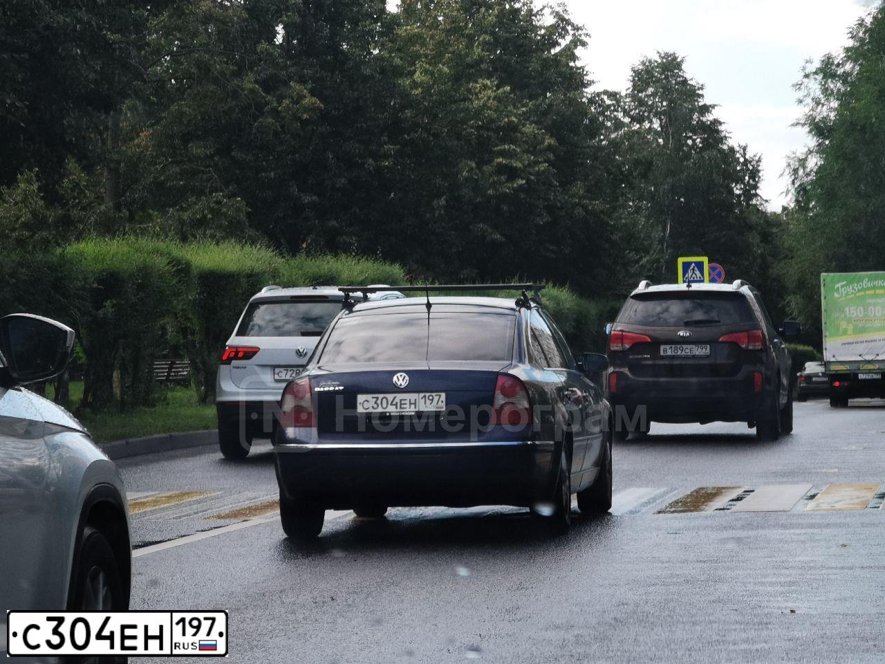 Фото автомобиля VOLKSWAGEN PASSAT, 2002 — госномер С304ЕН197. Цвет: СИНИЙ
