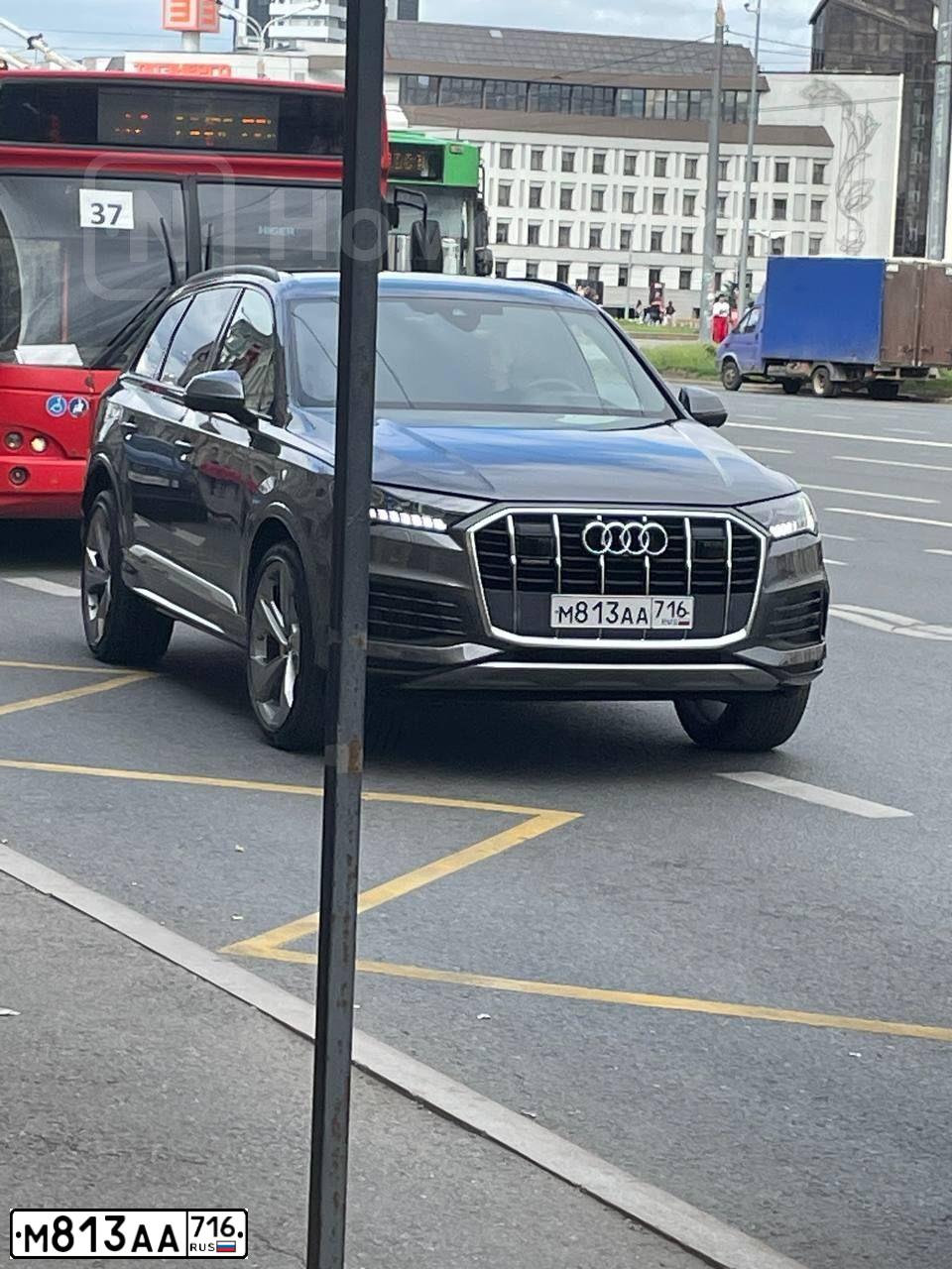 Фото автомобиля AUDI Q7, 2021 — госномер М813АА716. Цвет: СЕРЫЙ