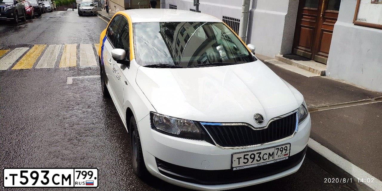 Фото автомобиля SKODA RAPID, 2019 — госномер Р499НЕ136. Цвет: Белый