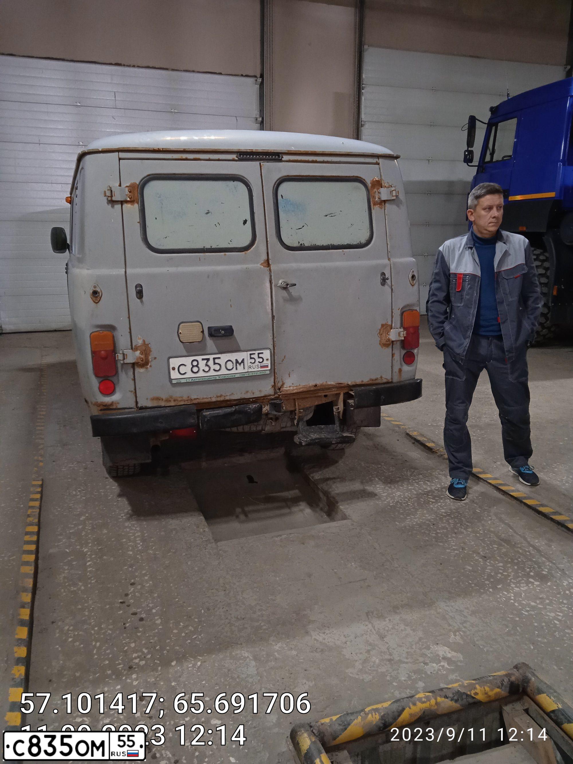 Фото автомобиля UAZ 3741, 2012 — госномер С835ОМ55. Цвет: СЕРЫЙ
