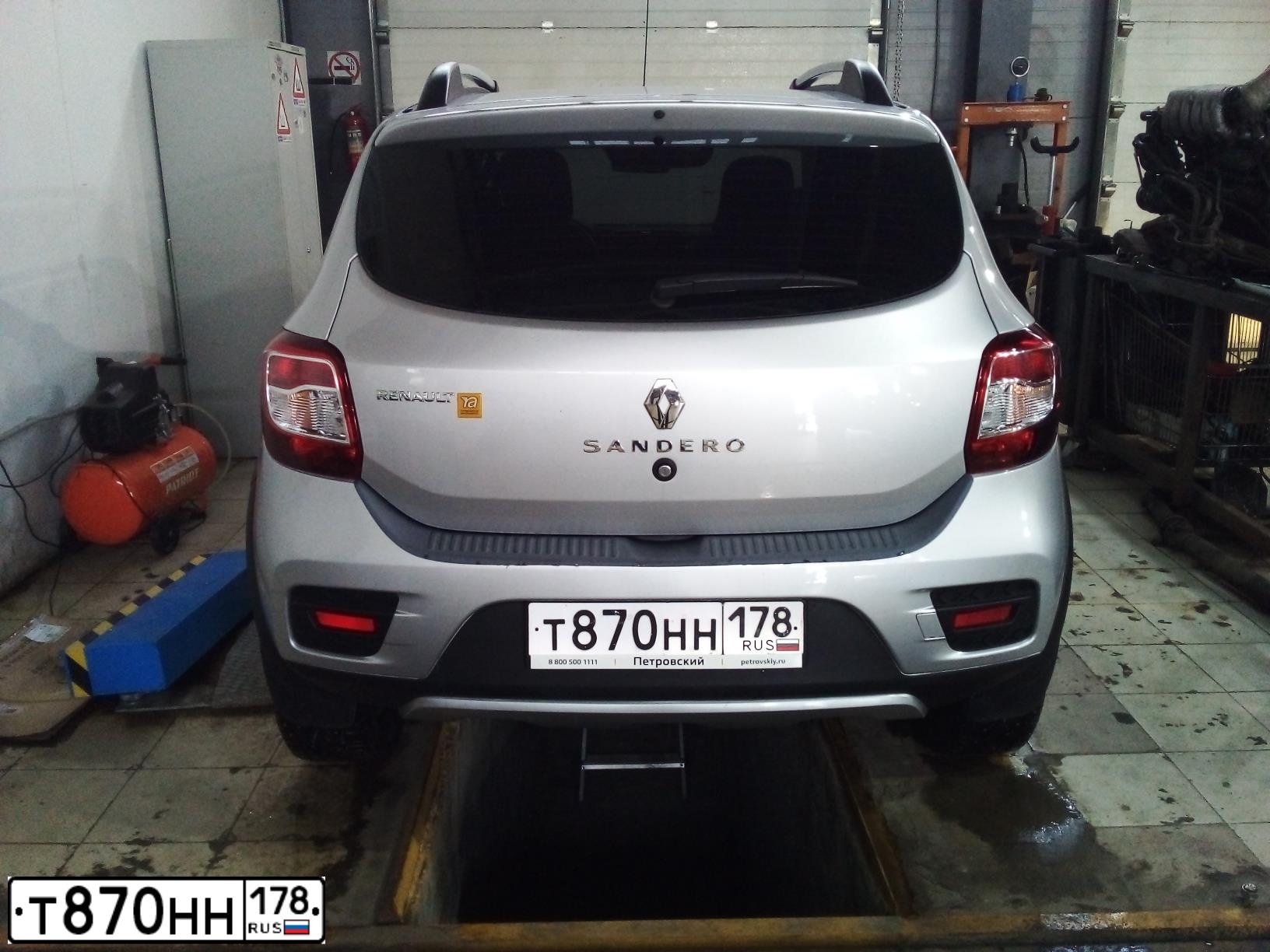 Фото автомобиля RENAULT SANDERO, 2015 — госномер М034ОС198. Цвет: СВЕТЛО-СЕРЫЙ