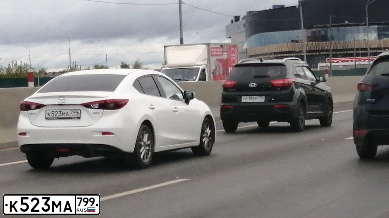 Фото автомобиля MAZDA 3, 2018 — госномер К523МА799. Цвет: Белый