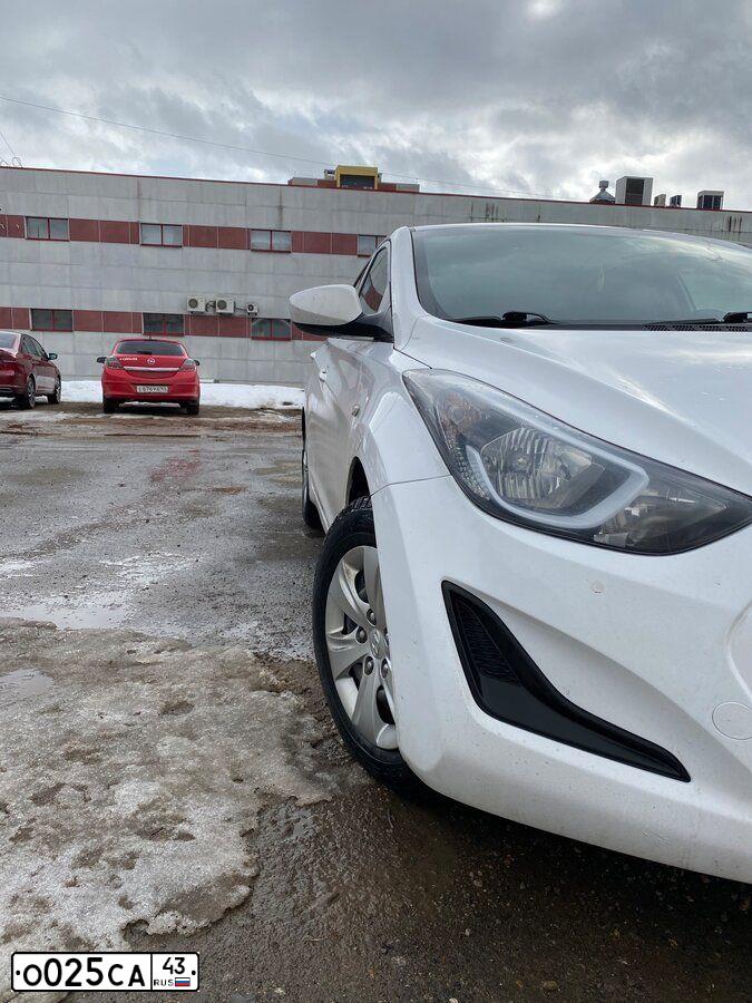 Фото автомобиля HYUNDAI ELANTRA, 2015 — госномер Х394ХТ43. Цвет: Белый