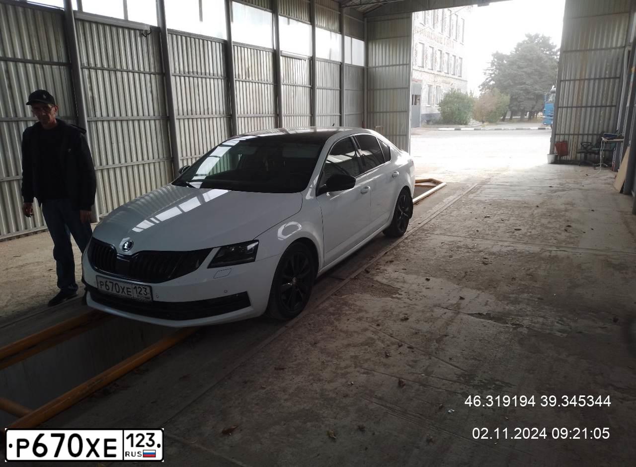 Фото автомобиля SKODA OCTAVIA, 2019 — госномер Р670ХЕ123. Цвет: БЕЛЫЙ