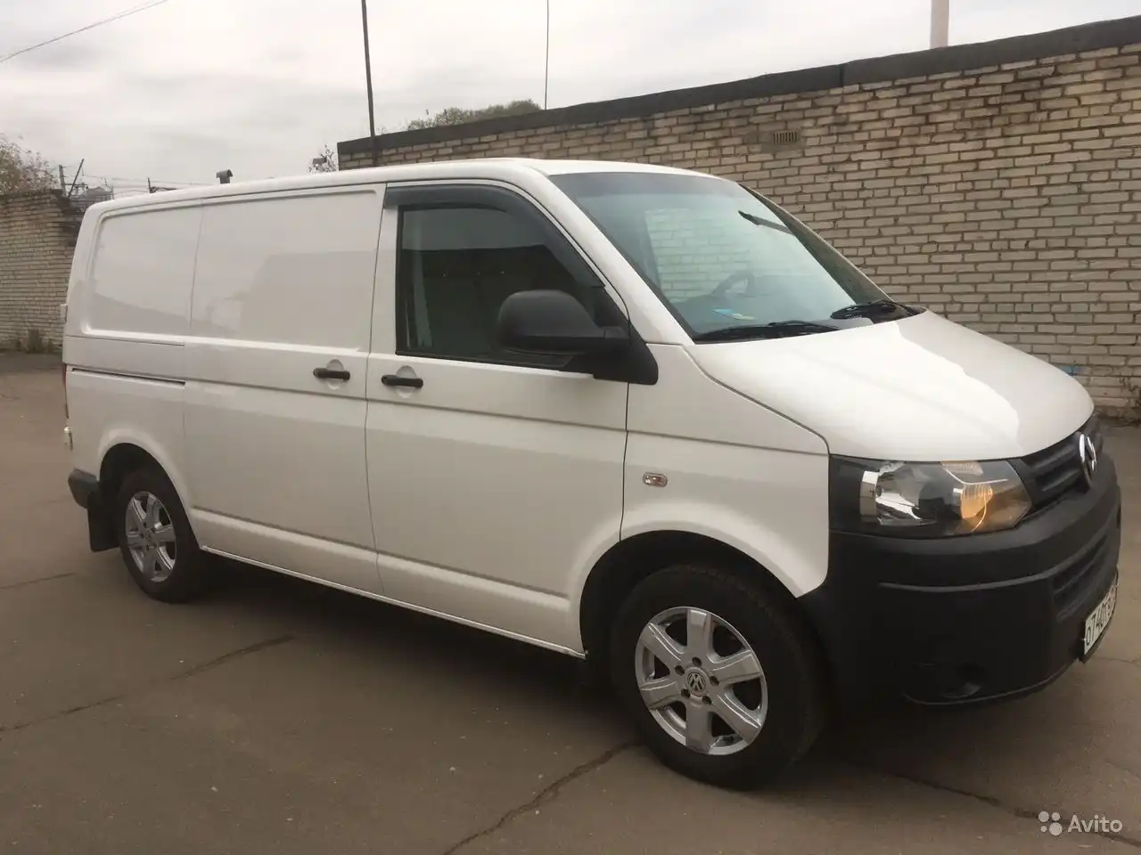 Фото автомобиля VOLKSWAGEN TRANSPORTER, 2012 — госномер А552КР172. Цвет: Белый