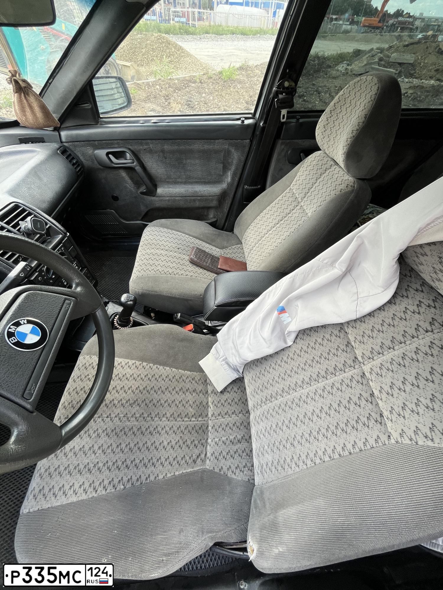 Фото автомобиля LADA 2112, 2005 — госномер Р335МС124. Цвет: СЕРЕБРИСТЫЙ