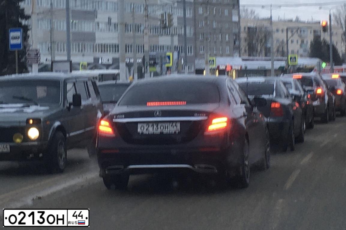 Фото автомобиля MERCEDES E-KLASSE, 2018 — госномер О213ОН44. Цвет: ЧЕРНЫЙ