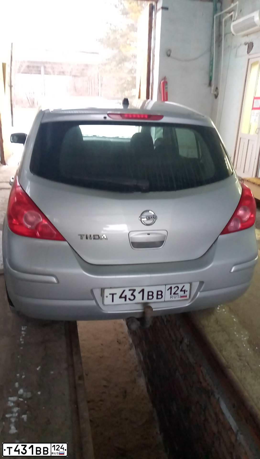 Фото автомобиля NISSAN TIIDA, 2010 — госномер Т431ВВ124. Цвет: Серебристый
