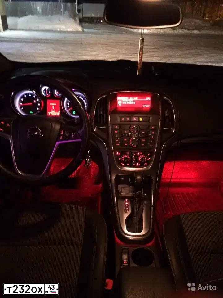 Фото автомобиля OPEL ASTRA, 2011 — госномер Р587ХТ11. Цвет: Белый