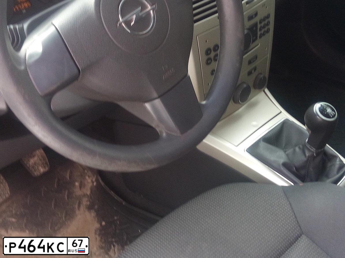 Фото автомобиля OPEL ASTRA, 2007 — госномер Р464КС67. Цвет: СВЕТЛО-СЕРЫЙ