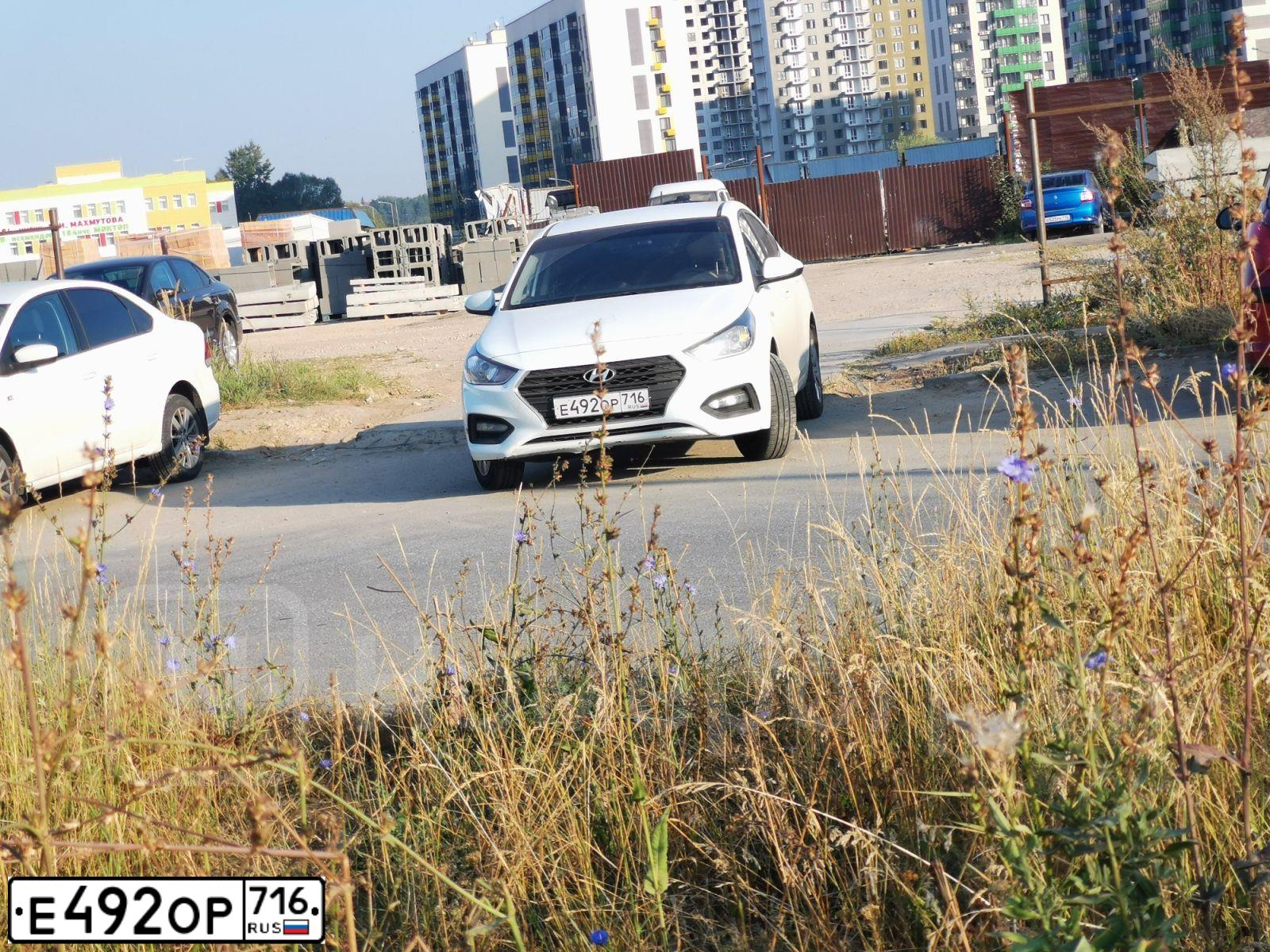 Фото автомобиля HYUNDAI SOLARIS, 2019 — госномер Е492ОР716. Цвет: БЕЛЫЙ
