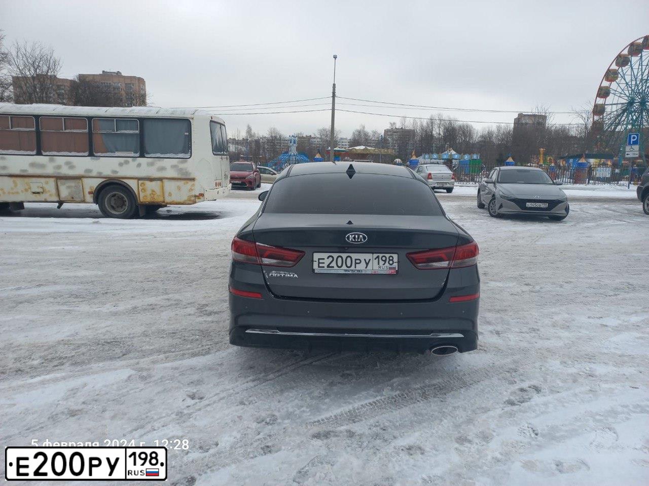 Фото автомобиля KIA MAGENTIS / OPTIMA, 2019 — госномер Е200РУ198. Цвет: СЕРЫЙ