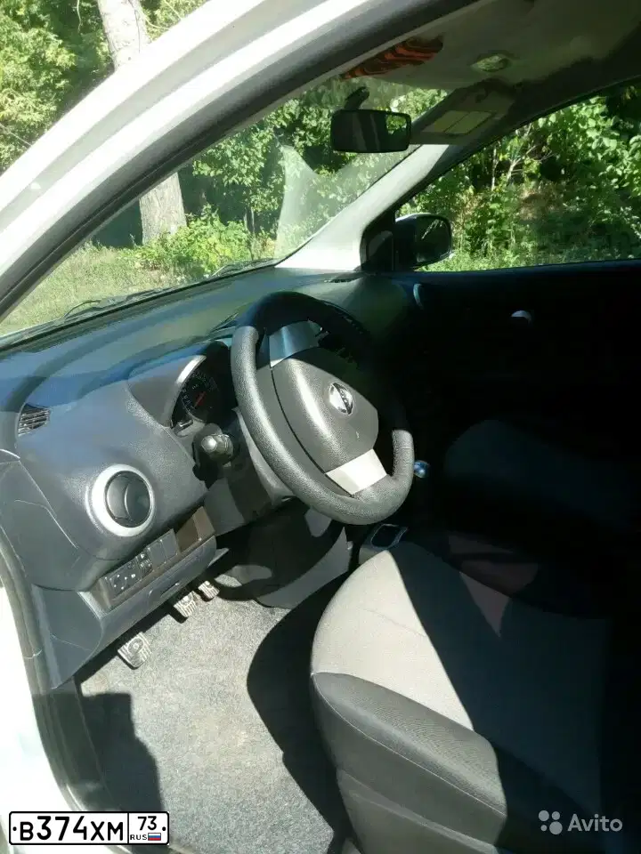 Фото автомобиля NISSAN NOTE, 2013 — госномер В374ХМ73. Цвет: БЕЛЫЙ