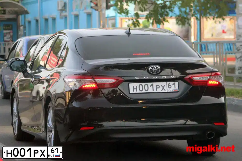 Фото автомобиля TOYOTA CAMRY, 2014 — госномер Н001РХ61. Цвет: БЕЛЫЙ ПЕРЛАМУТР
