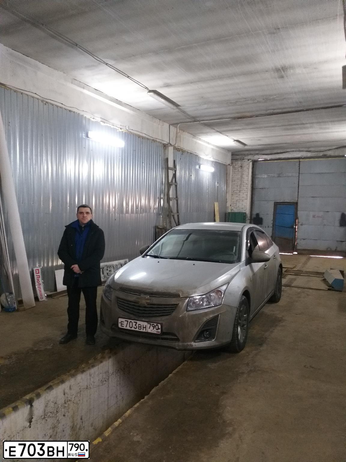 Фото автомобиля CHEVROLET CRUZE, 2013 — госномер Е703ВН790. Цвет: Серый