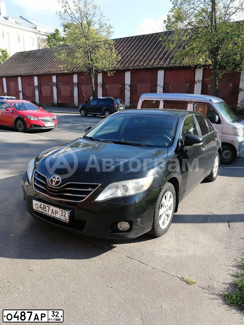 Фото автомобиля TOYOTA CAMRY, 2011 — госномер О240ЕТ198. Цвет: ЧЕРНЫЙ
