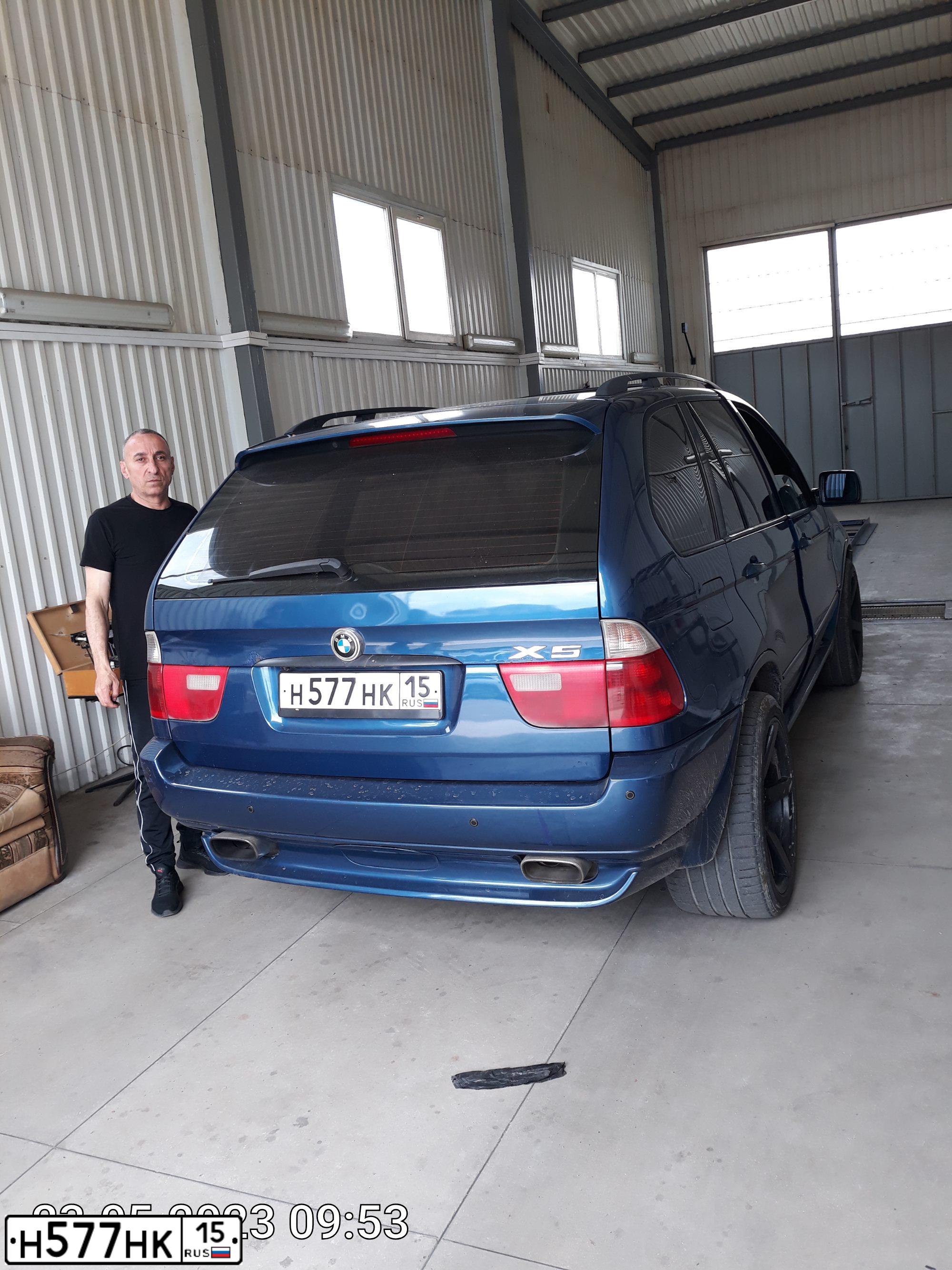 Фото автомобиля BMW X5, 2000 — госномер Н577НК15. Цвет: синий