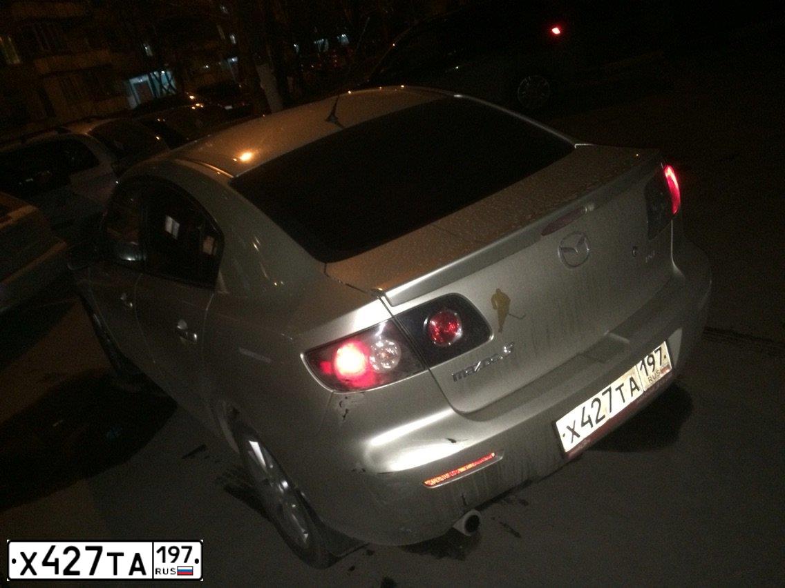 Фото автомобиля MAZDA 3, 2007 — госномер Е826КО193. Цвет: СЕРО-ЗОЛОТИСТЫЙ