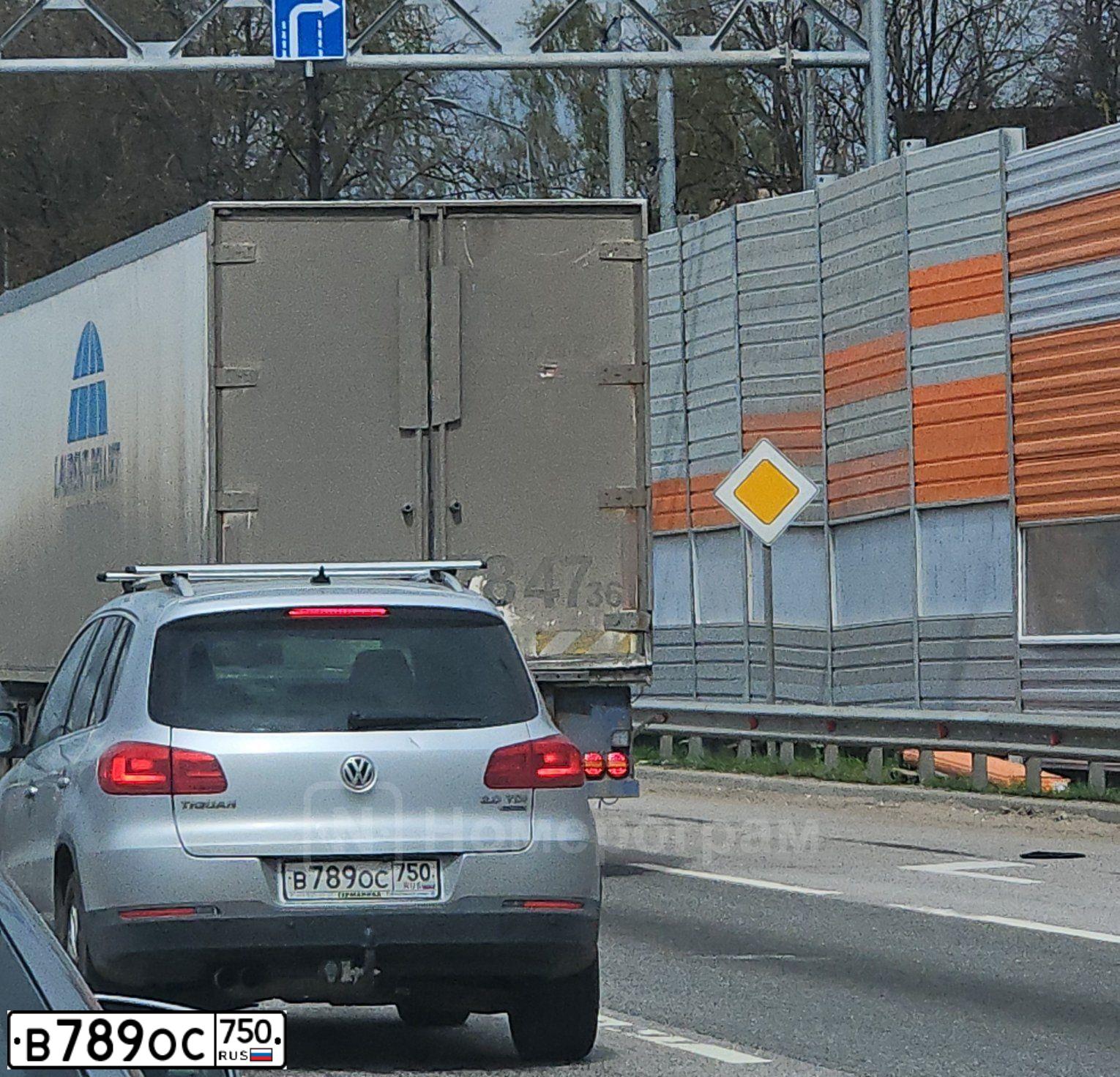 Фото автомобиля VOLKSWAGEN TIGUAN, 2012 — госномер А274ВС550. Цвет: Серый