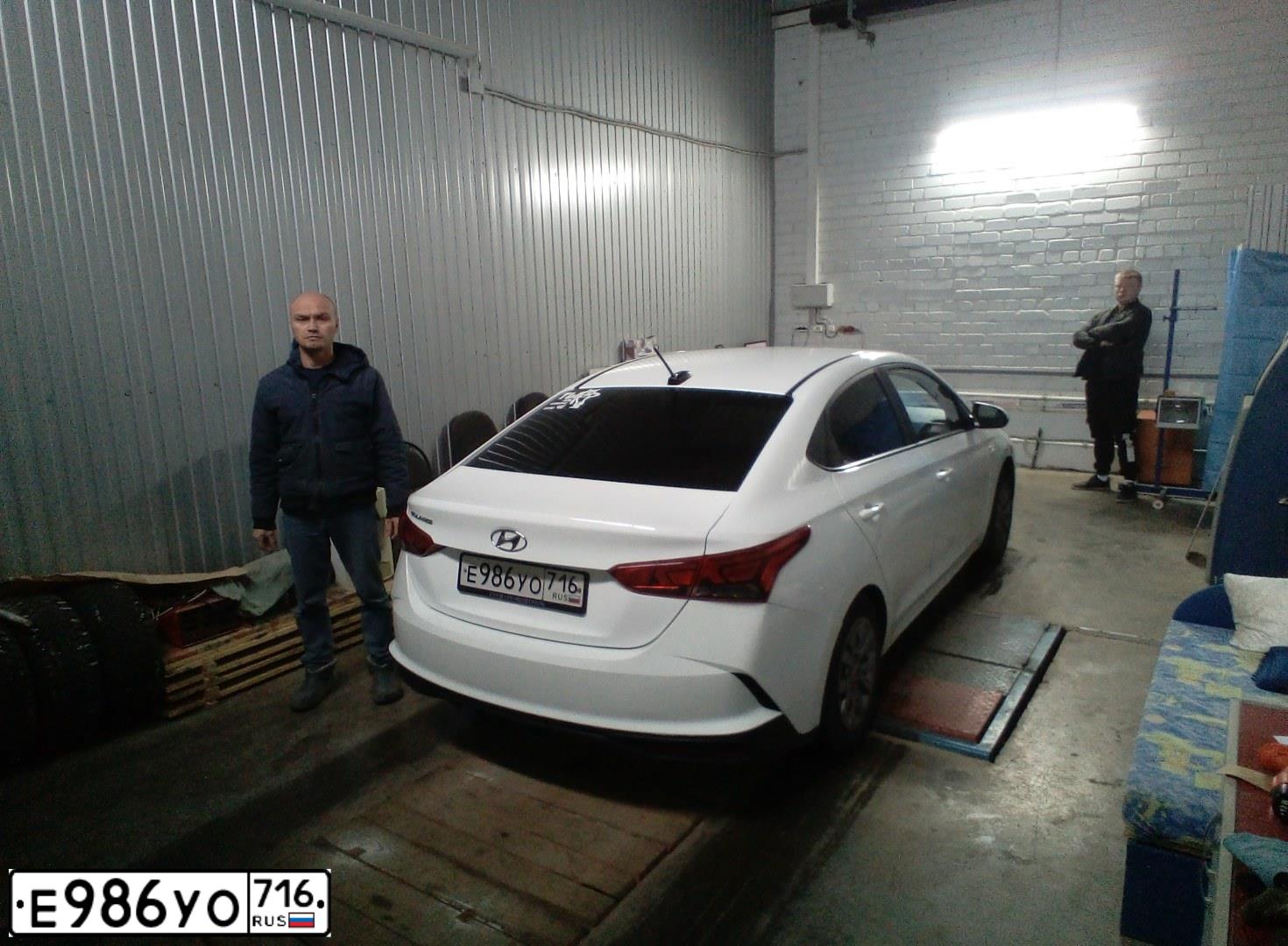 Фото автомобиля HYUNDAI SOLARIS, 2020 — госномер Е986УО716. Цвет: Белый