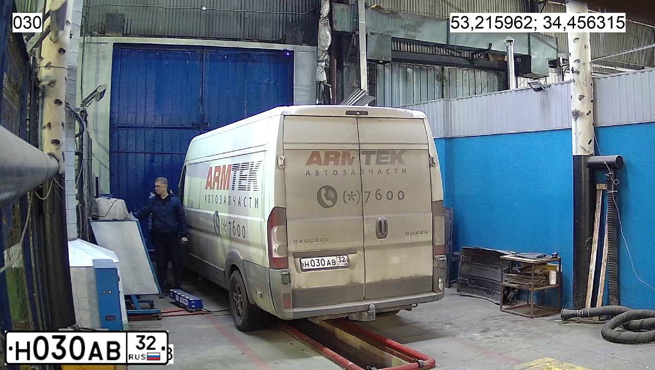 Фото автомобиля PEUGEOT BOXER, 2011 — госномер Н030АВ32. Цвет: Белый