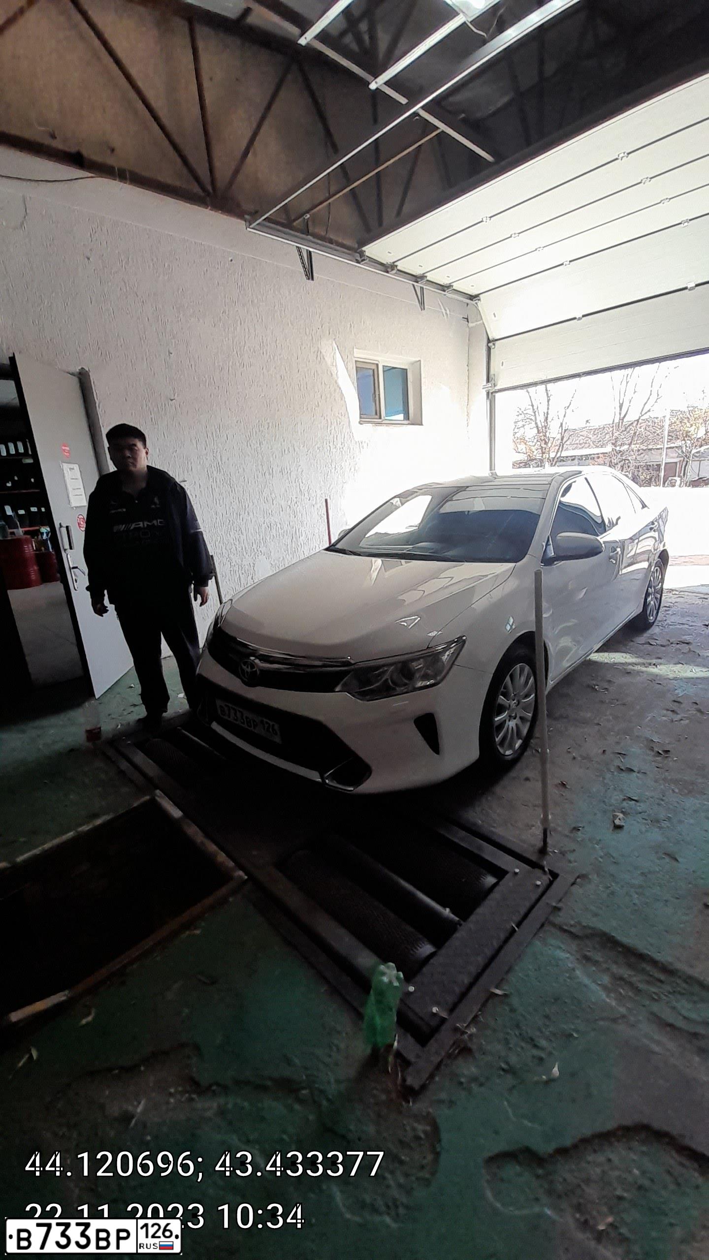 Фото автомобиля TOYOTA CAMRY, 2016 — госномер В733ВР126. Цвет: БЕЛЫЙ