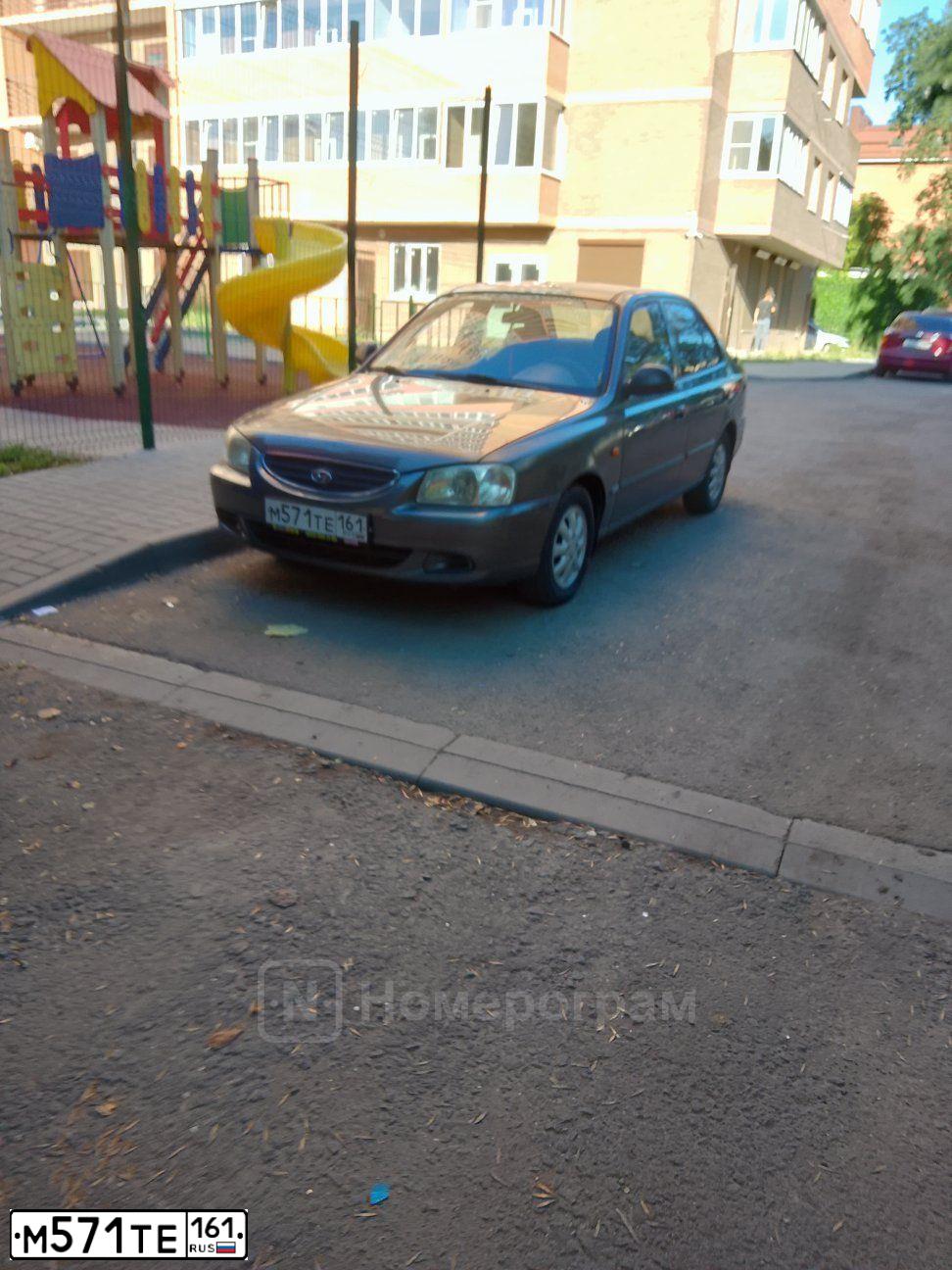 Фото автомобиля TAGAZ ACCENT, 2005 — госномер М571ТЕ161. Цвет: Серый