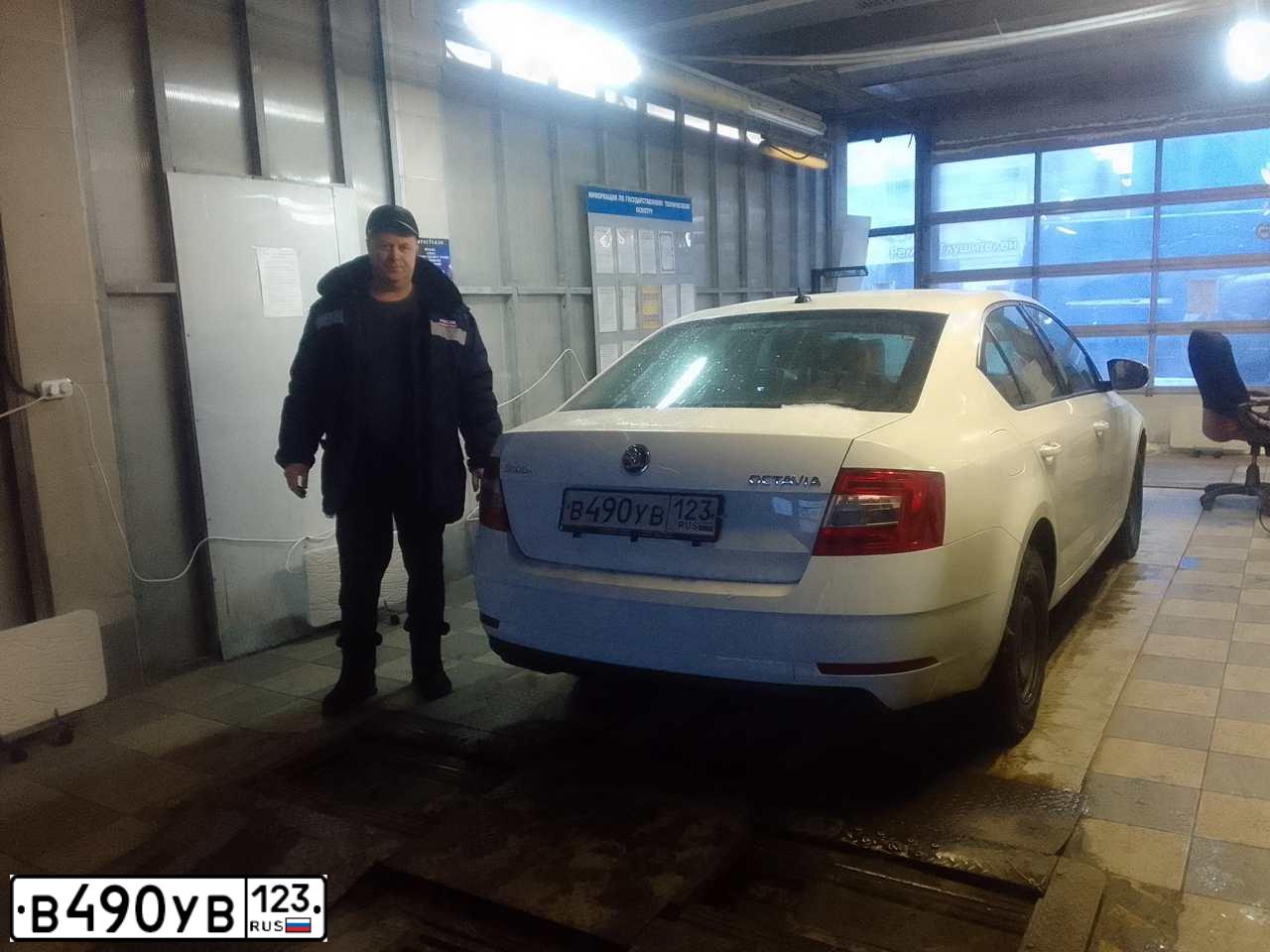 Фото автомобиля SKODA OCTAVIA, 2018 — госномер А327АМ977. Цвет: БЕЛЫЙ