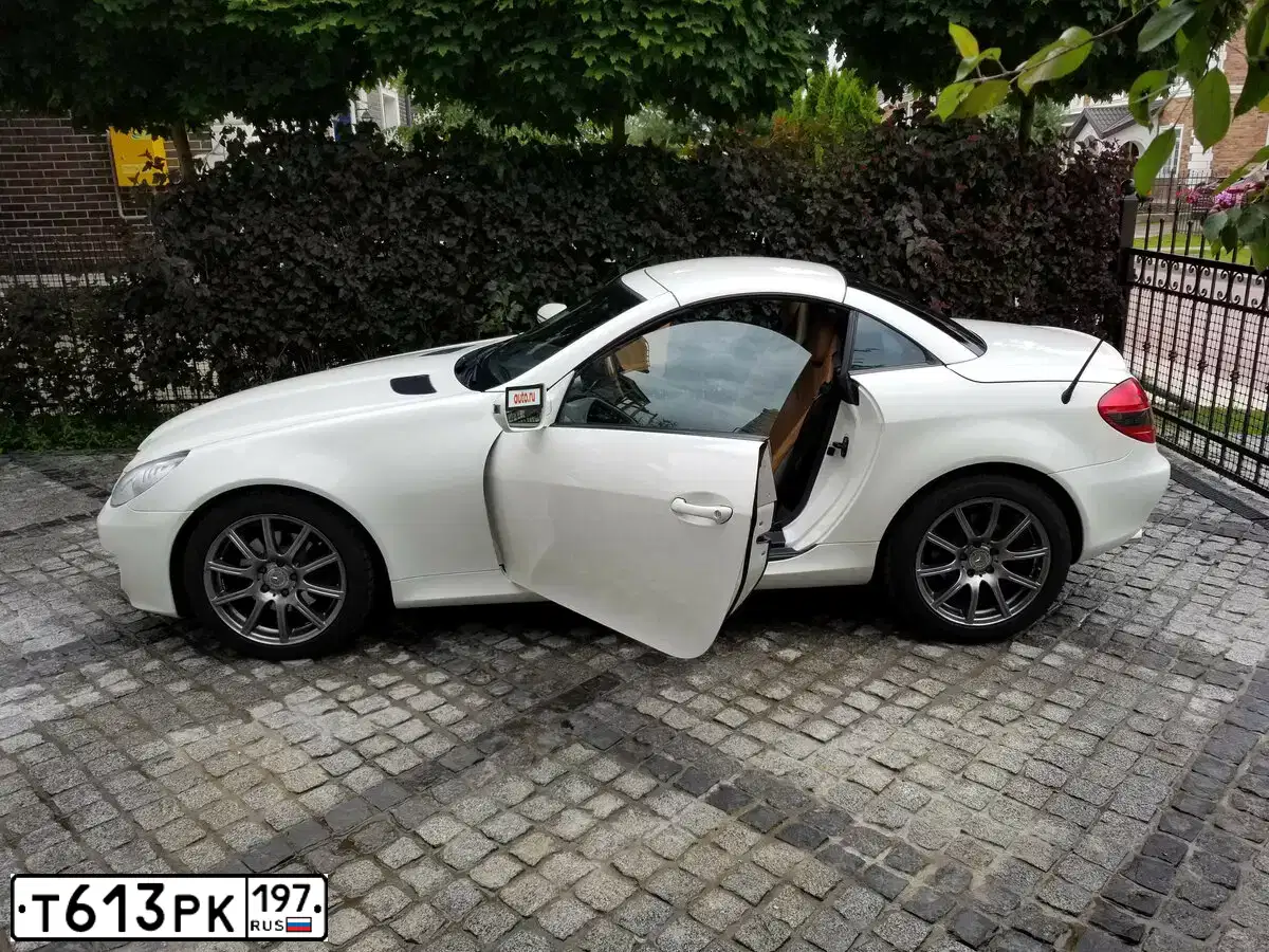Фото автомобиля MERCEDES-BENZ SLK200, 2008 — госномер С034ОО198. Цвет: БЕЛЫЙ