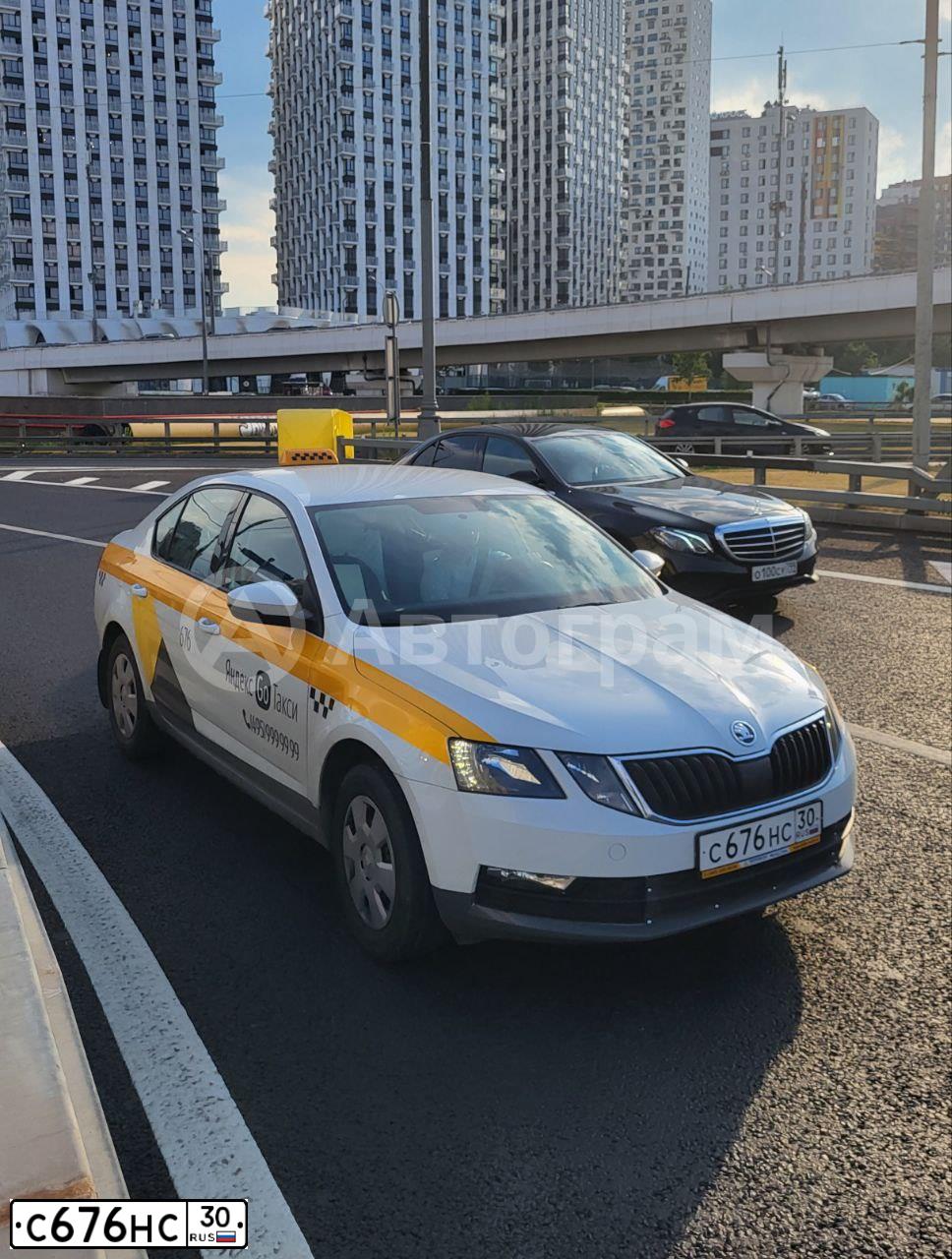Фото автомобиля SKODA OCTAVIA, 2020 — госномер Е657СА198. Цвет: БЕЛЫЙ-ЖЕЛТЫЙ-СЕРЫЙ