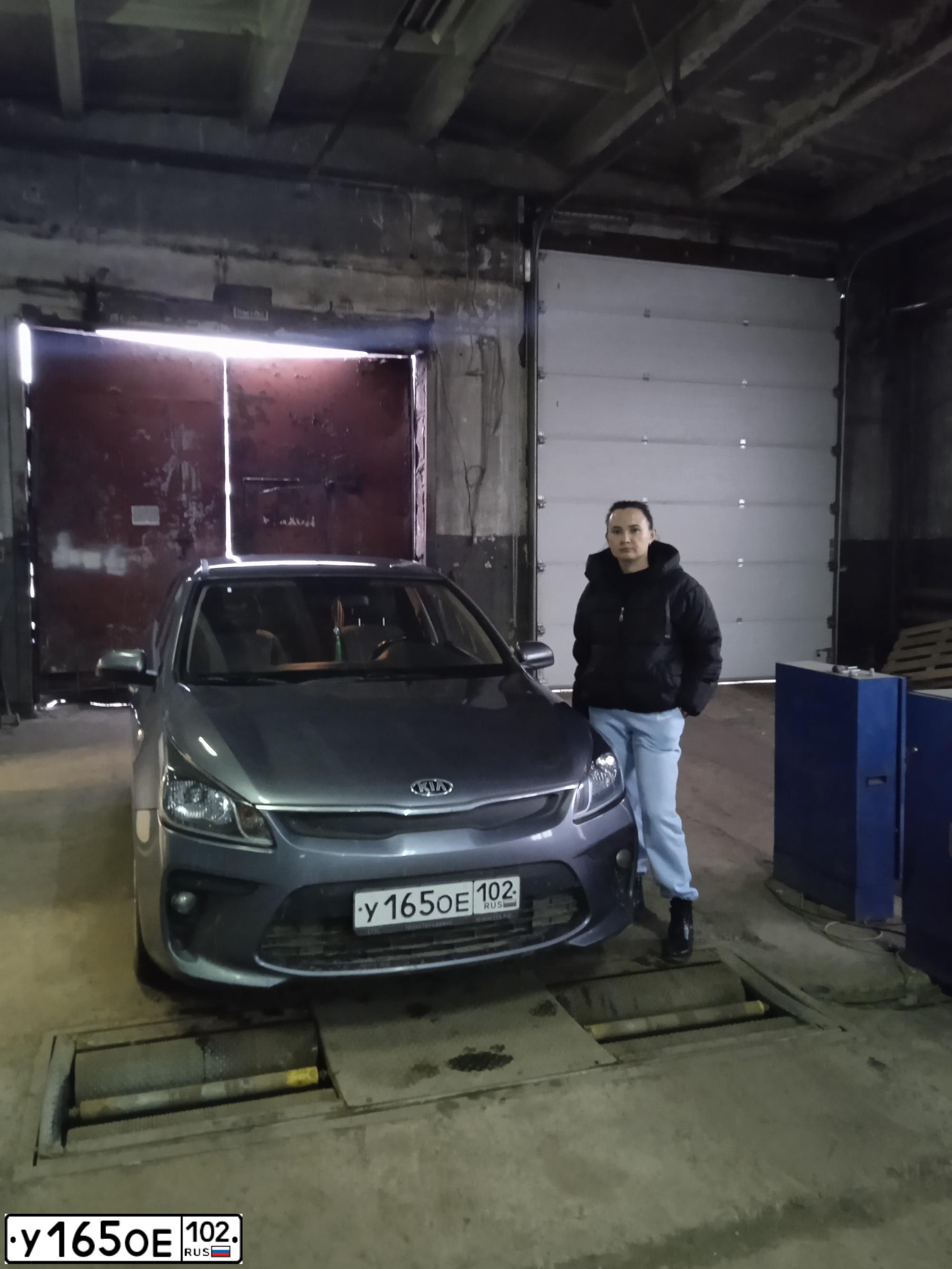 Фото автомобиля KIA RIO, 2017 — госномер К890РМ702. Цвет: Серый