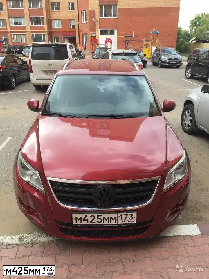 Фото автомобиля VOLKSWAGEN TIGUAN, 2009 — госномер М425ММ173. Цвет: ВИШНЕВО-КРАСНЫЙ