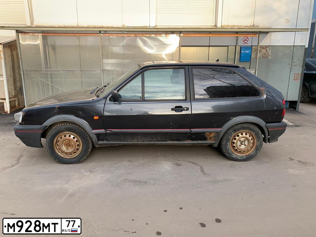 Фото автомобиля VOLKSWAGEN POLO, 1994 — госномер Е427УТ77. Цвет: ЧЕРНЫЙ