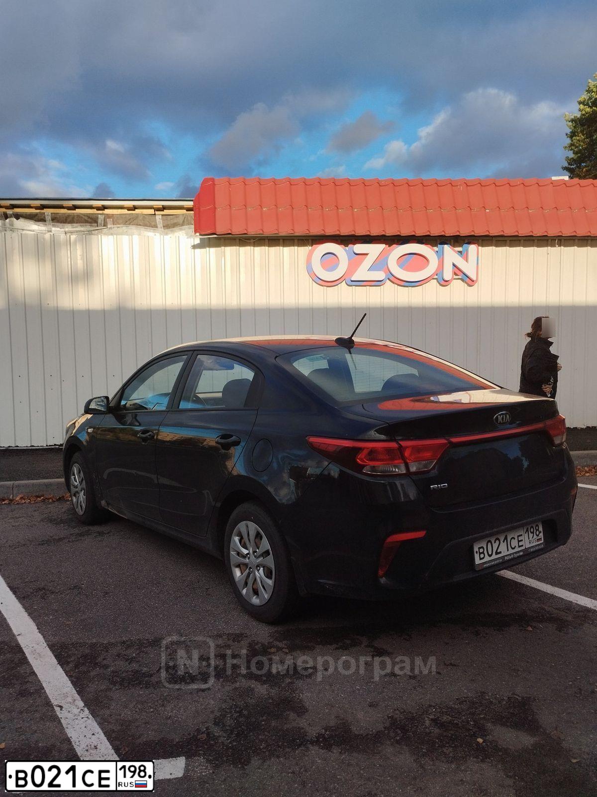 Фото автомобиля KIA RIO, 2018 — госномер В021СЕ198. Цвет: ЧЕРНЫЙ