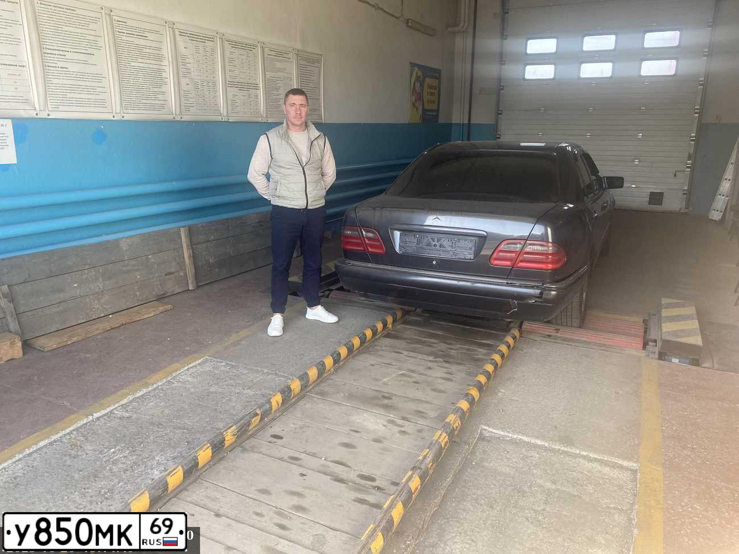 Фото автомобиля MERCEDES E-KLASSE, 1997 — госномер Е500ЕА04. Цвет: ЧЕРНЫЙ