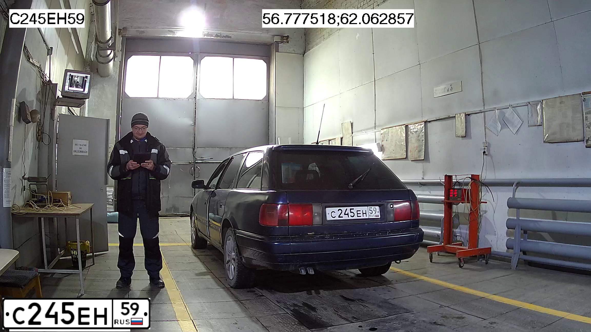 Фото автомобиля AUDI 100, 1994 — госномер С923СН196. Цвет: синий