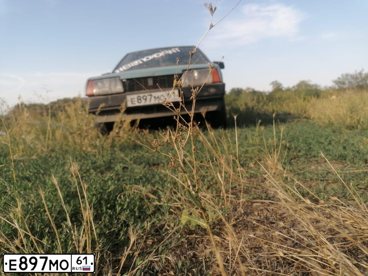 Фото автомобиля TOYOTA COROLLA, 2007 — госномер Е897МО161. Цвет: серебристый
